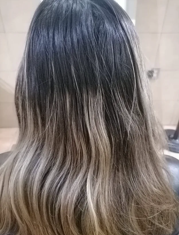 Antes de corrección de color con crecimiento oscuro y decoloración