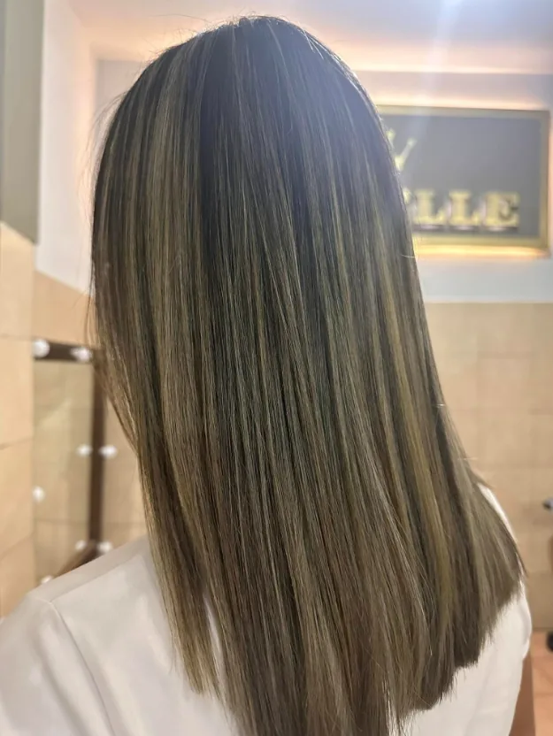 Después de corrección de color con reflejos ceniza y acabado liso