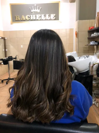 Cabello oscuro con ondas suaves