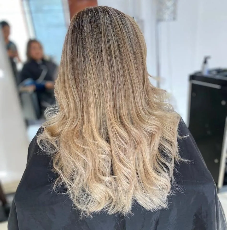Balayage rubio claro con ondas