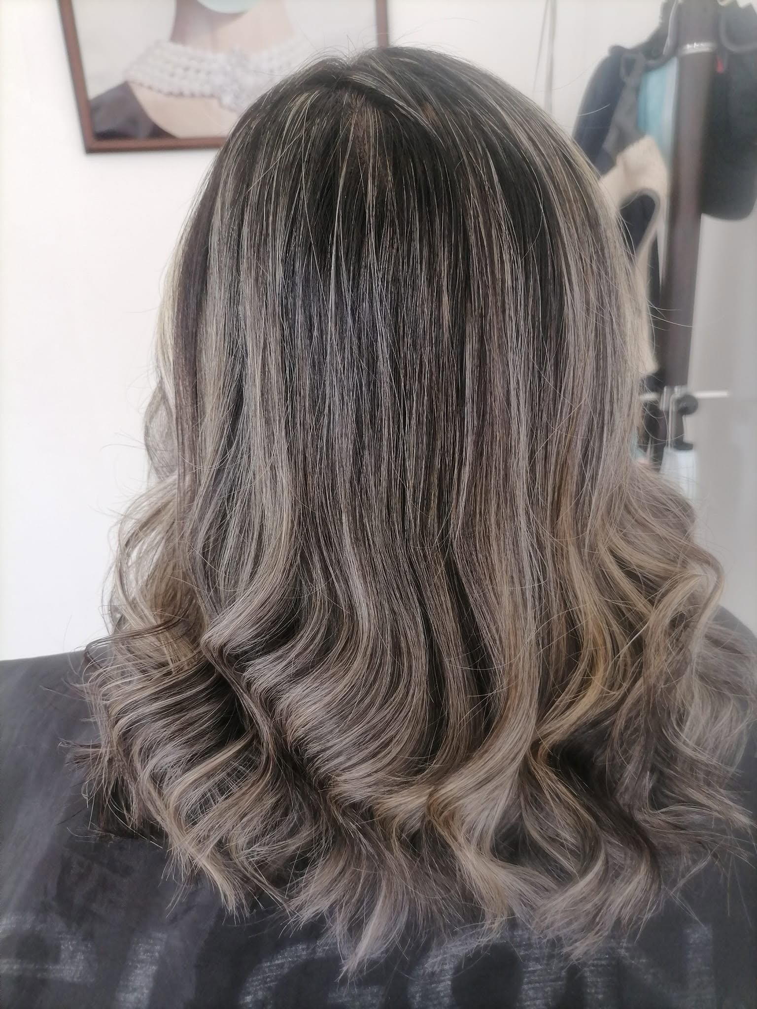 Cabello con balayage cenizo y ondas