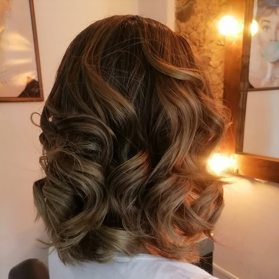 Bob ondulado con mechas caramelo