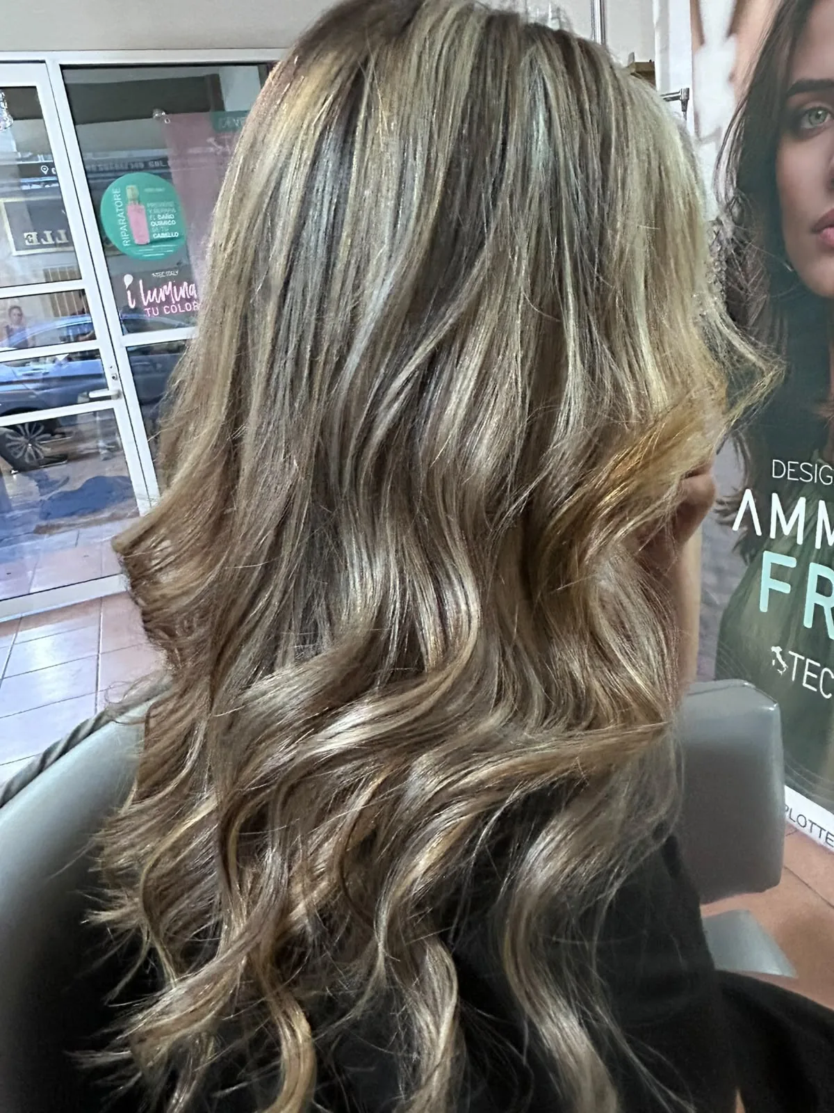 Resultado final de corrección de color en tonos beige con ondas