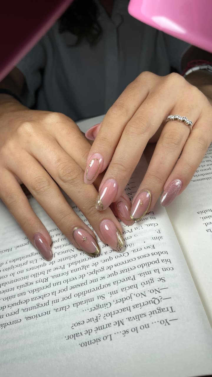 Uñas nude con detalles dorados