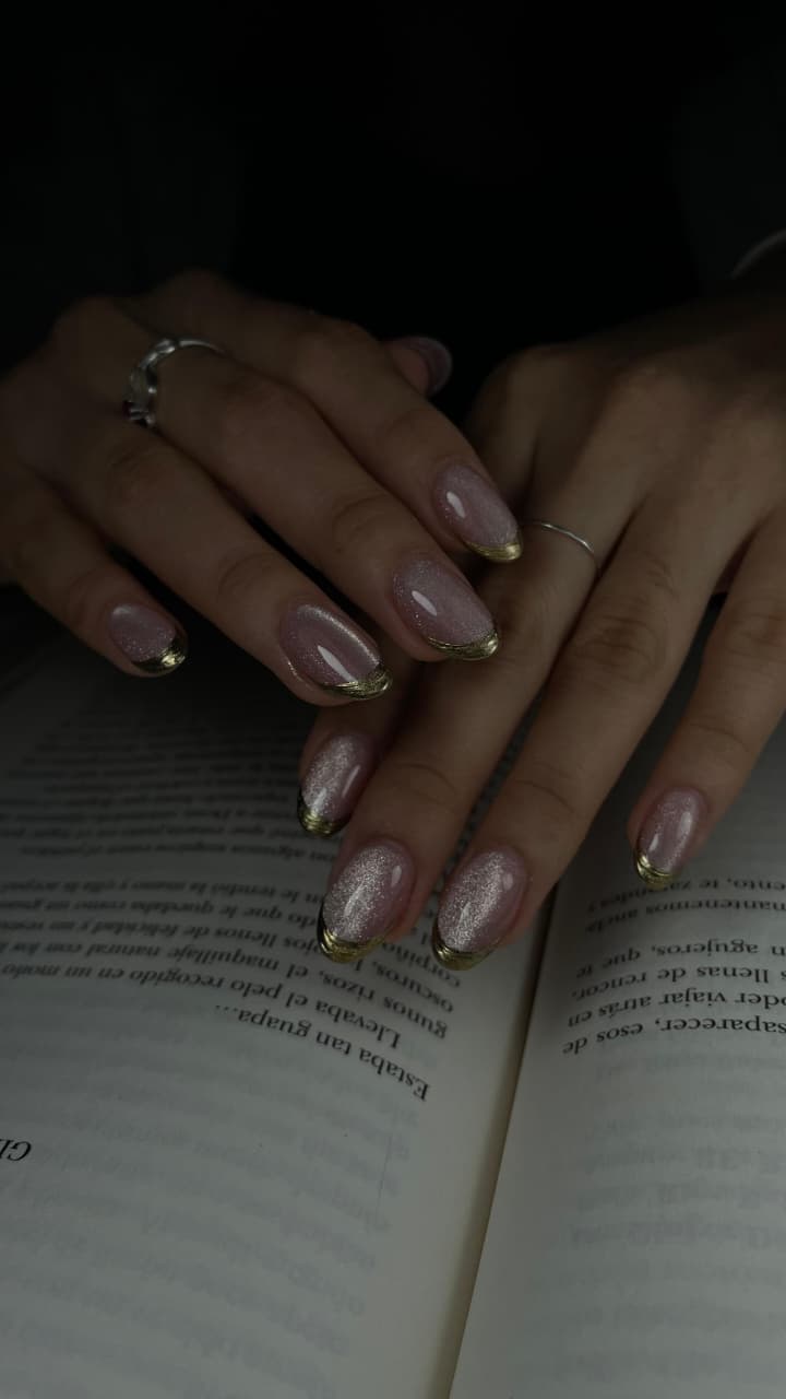 Uñas brillantes con punta dorada