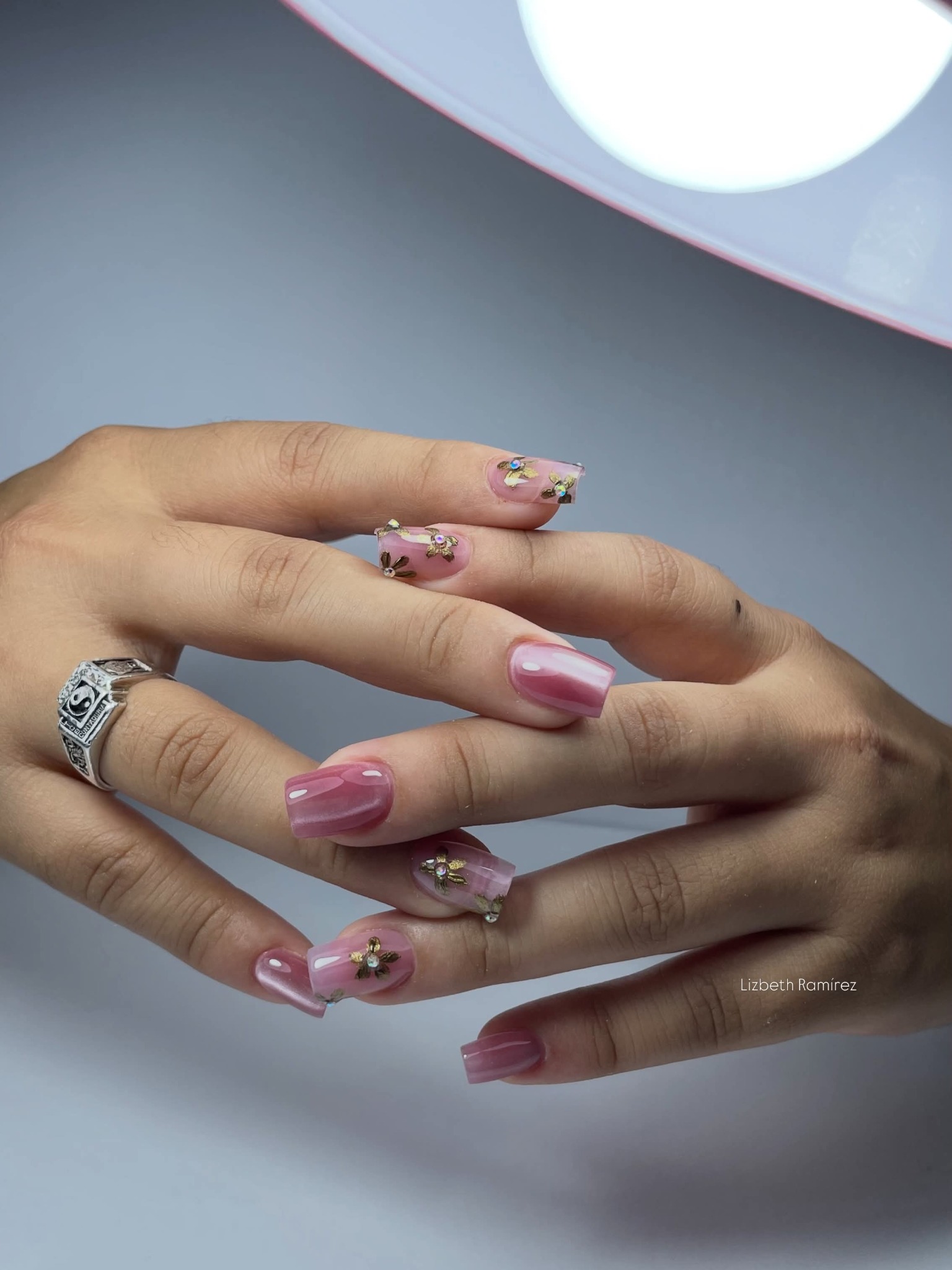 Uñas cuadradas rosa con flores doradas encapsuladas